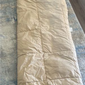 2 full size different color comforters for full size bed